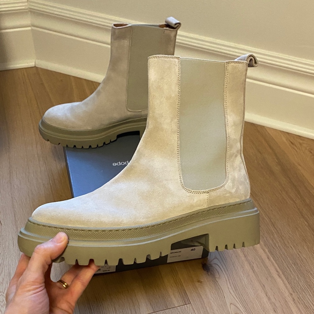 BNIB Gravity Pope Suede Leather Chunky Chelsea Boots